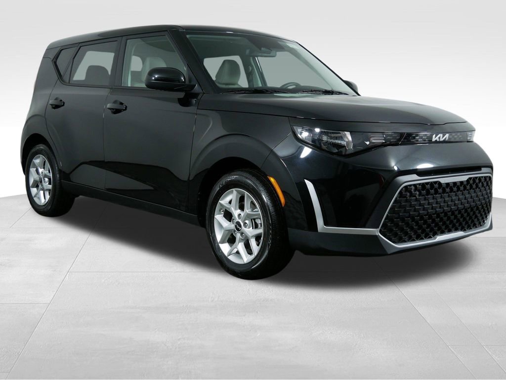 Used 2025 Kia Soul LX image 2