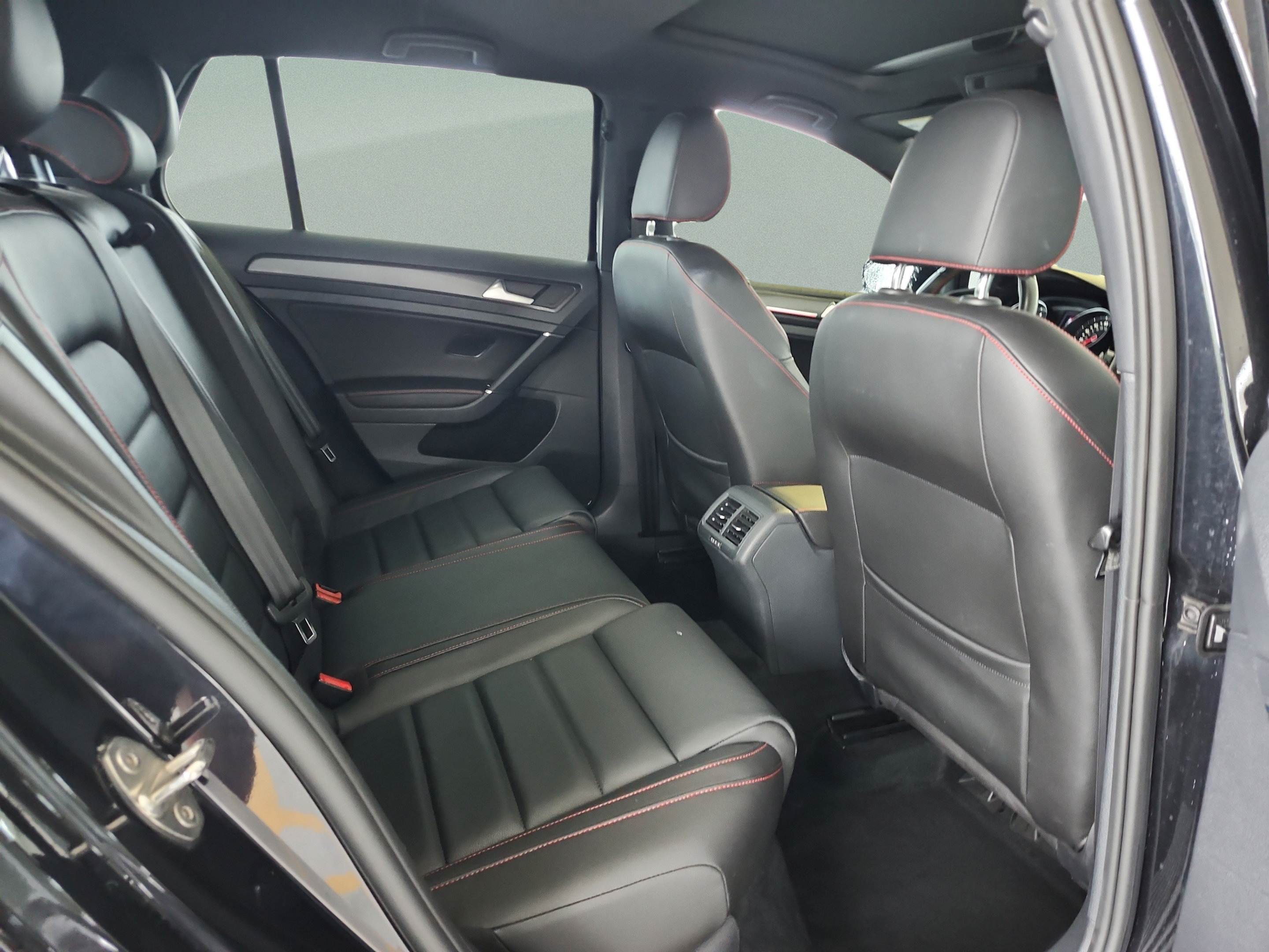 Used 2019 Volkswagen Golf 4-Door FWD image 19