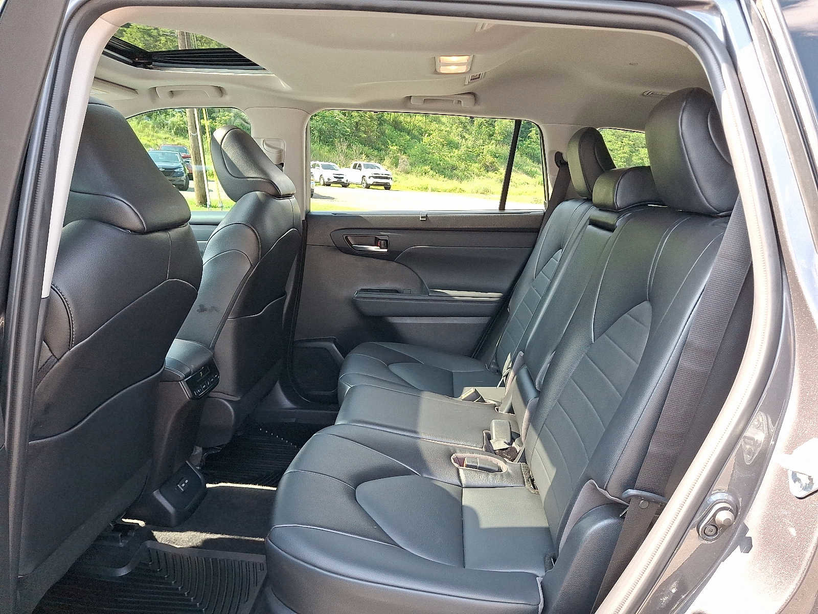 Used 2022 Toyota Highlander XLE image 12