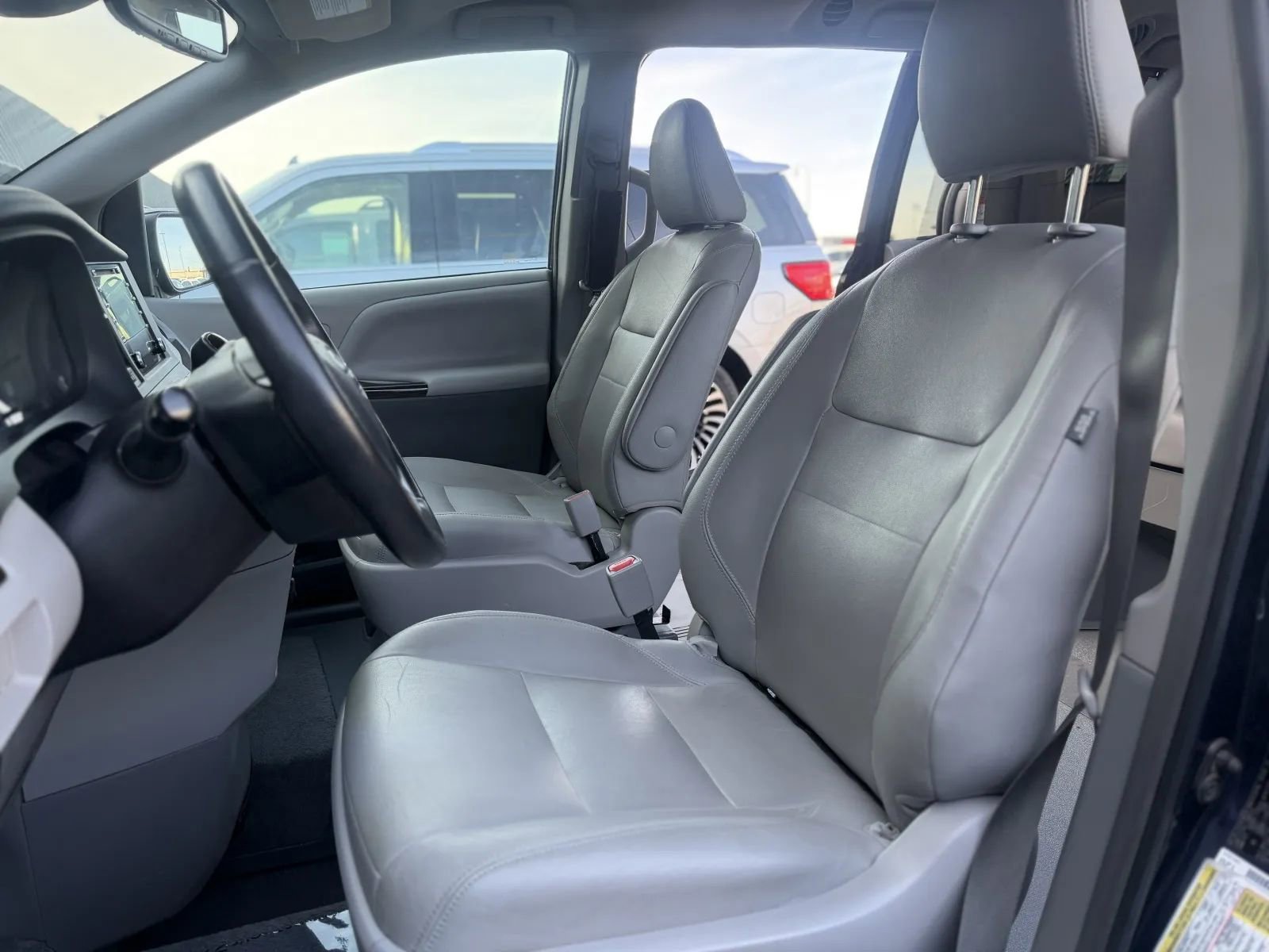 Used 2019 Toyota Sienna XLE FWD image 17