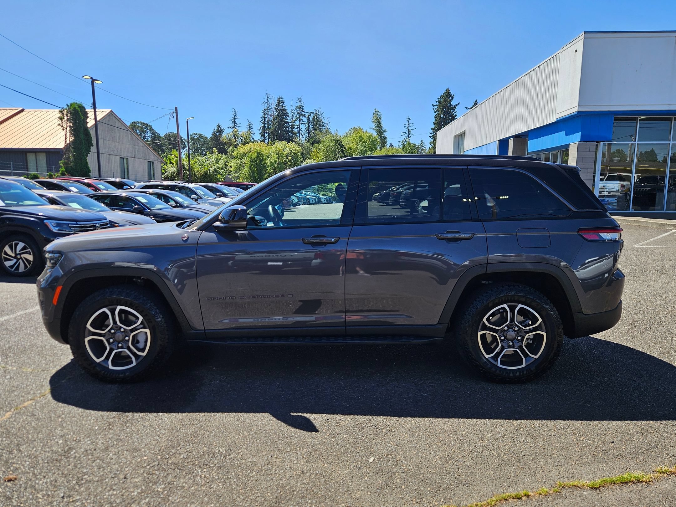 Used 2022 Jeep Grand Cherokee Trailhawk w/ Luxury Tech Group III AWD/4WD image 2
