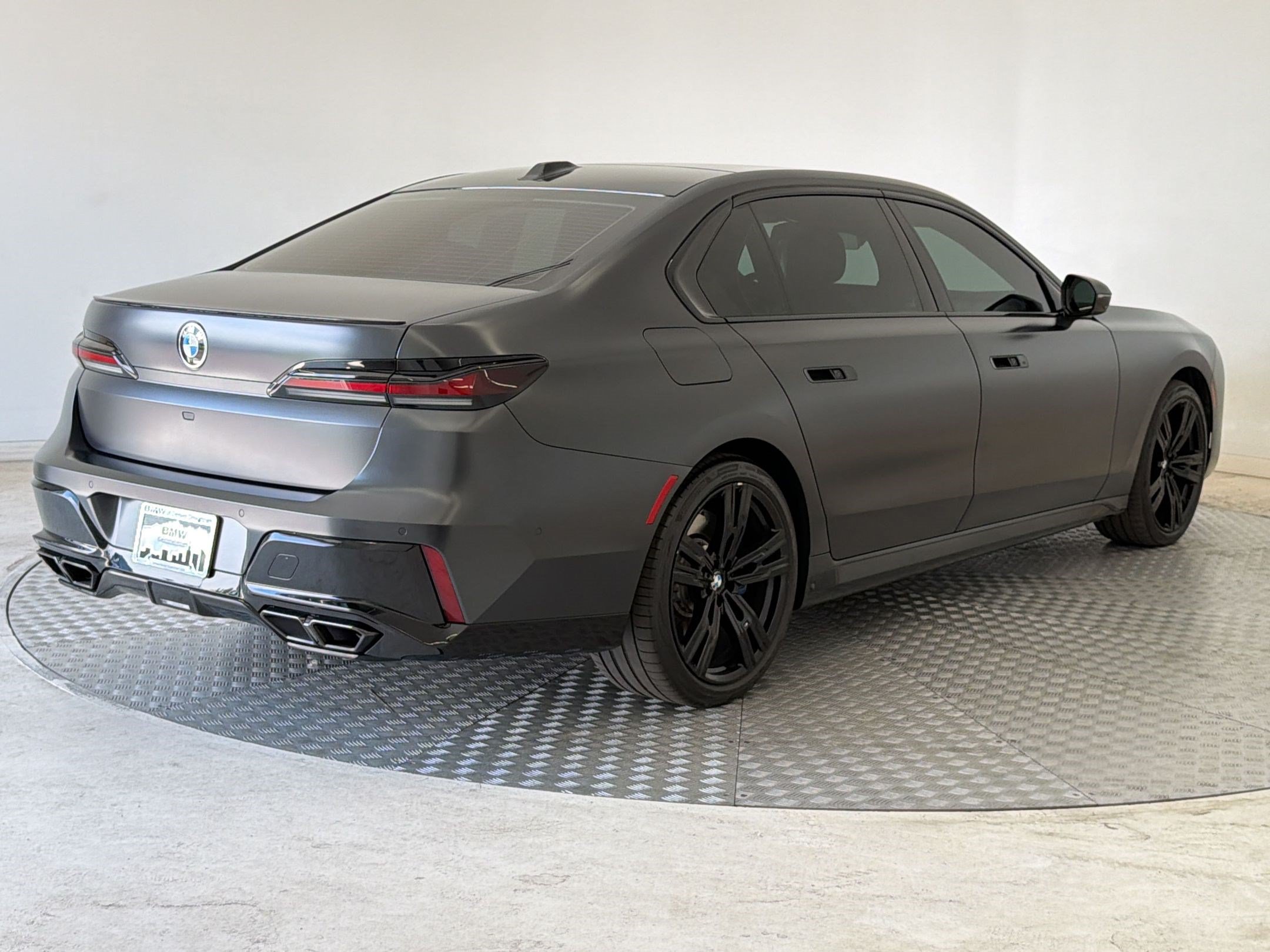 Used 2023 BMW 760i xDrive w/ Executive Package AWD/4WD image 9
