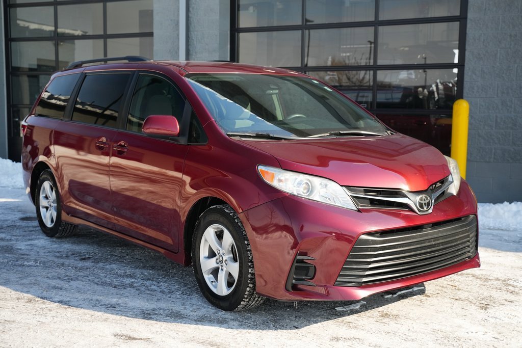 Used 2018 Toyota Sienna LE image 2