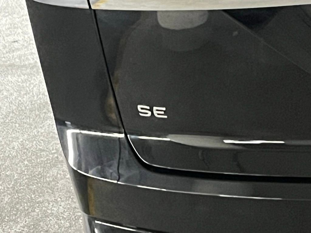 Used 2022 Volkswagen Atlas Cross Sport SE image 34