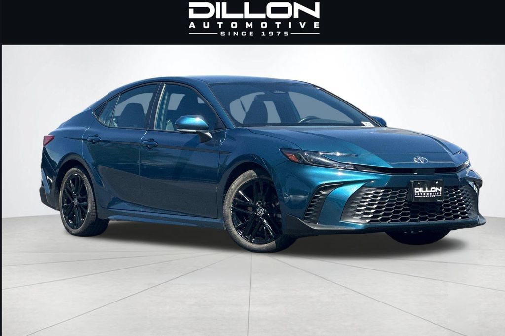 Used 2025 Toyota Camry SE FWD image 1