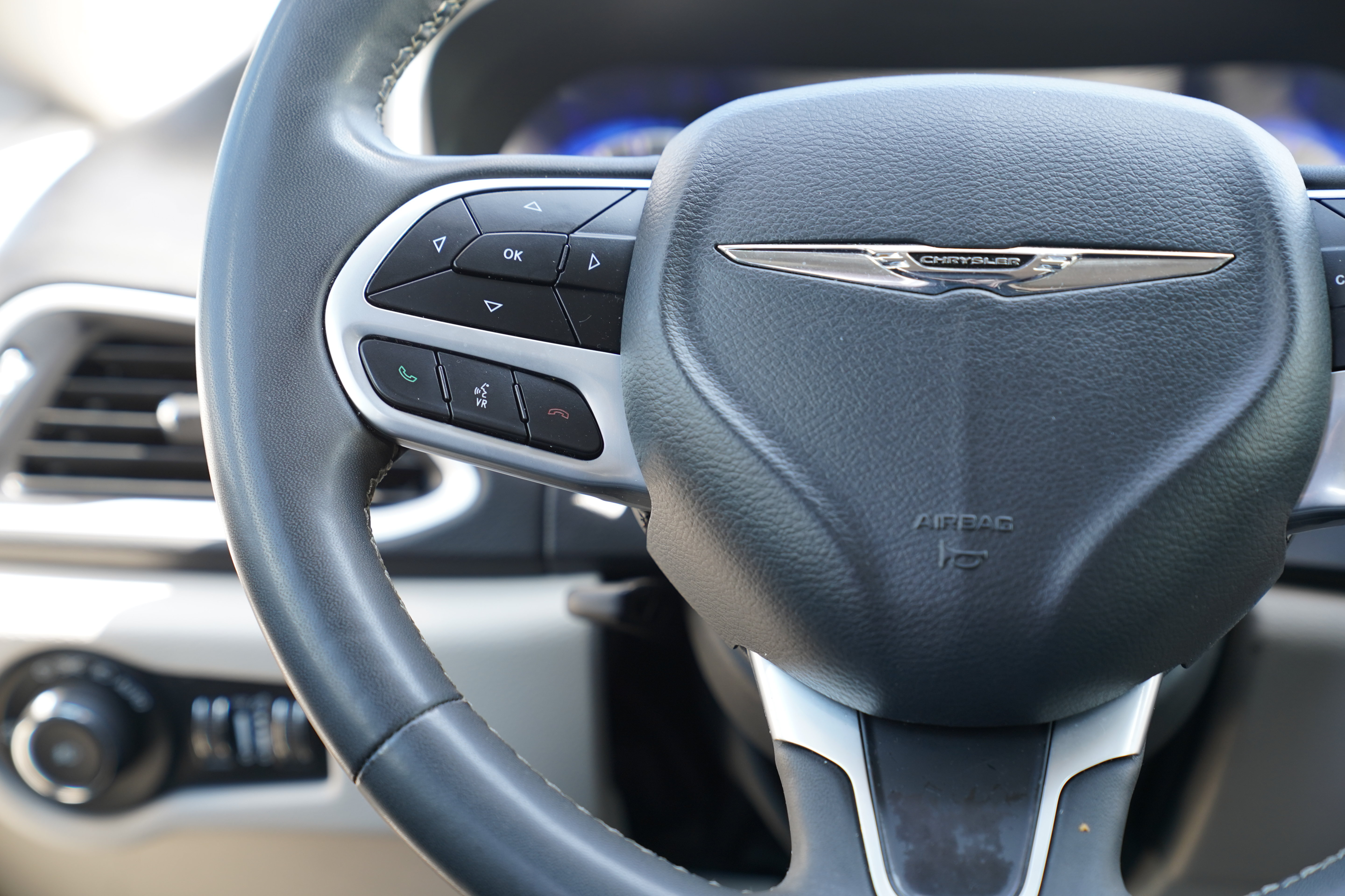 Used 2024 Chrysler Pacifica Touring-L FWD image 20