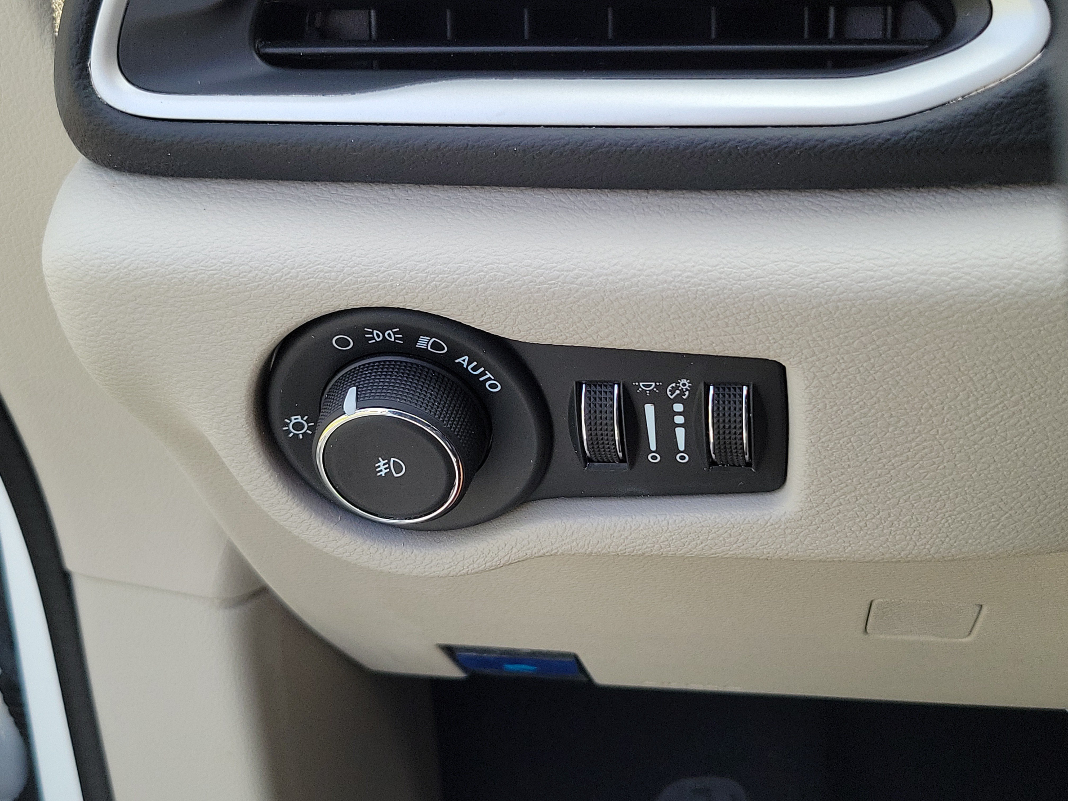 Used 2024 Chrysler Pacifica Touring-L FWD image 15