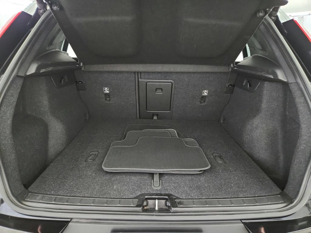 Used 2022 Volvo XC40 T5 Momentum AWD/4WD image 32