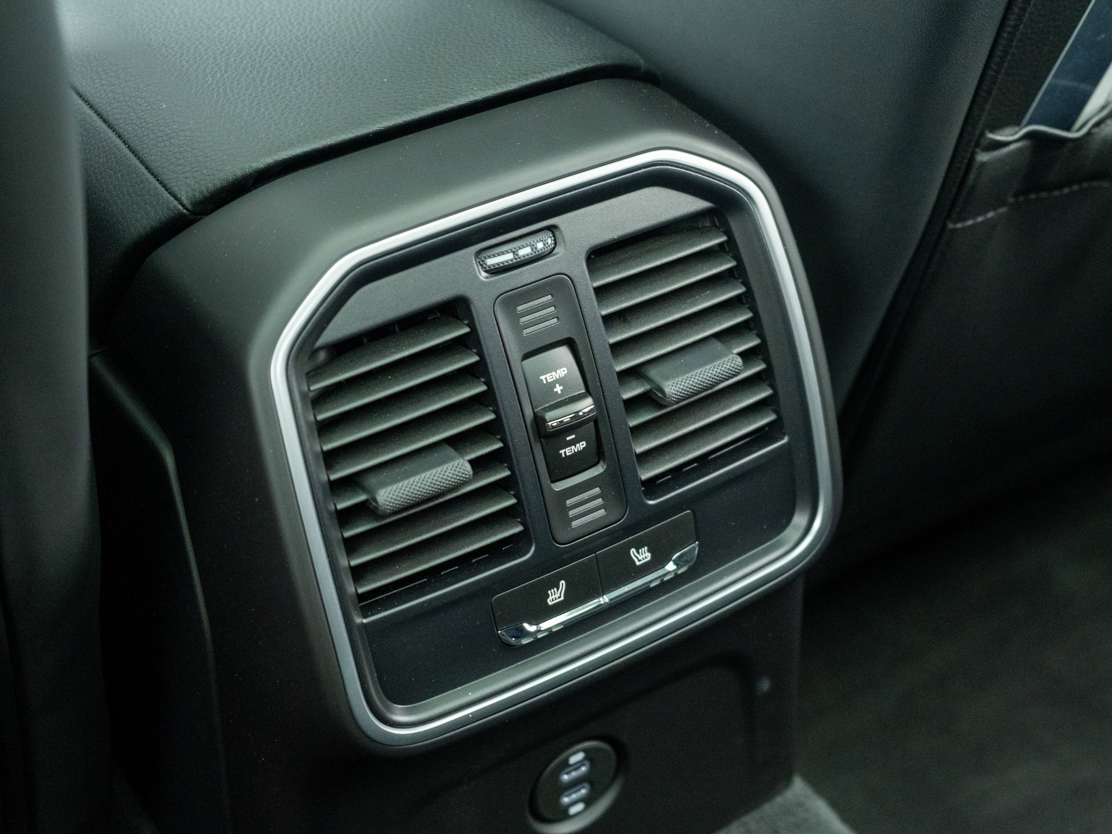 Certified 2023 Porsche Macan AWD/4WD image 32