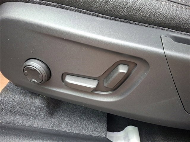 New 2025 Volvo XC40 B5 Ultra w/ Climate Package image 13