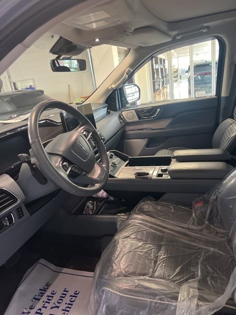 Used 2023 Lincoln Navigator Black Label AWD/4WD image 2