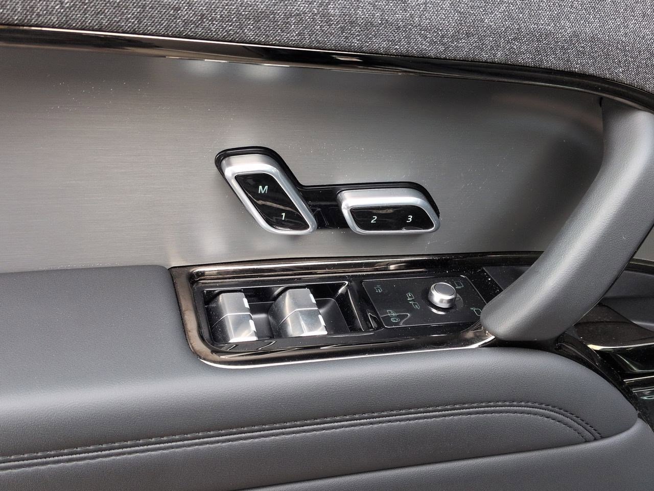 Certified 2025 Land Rover Range Rover Sport AWD/4WD image 21