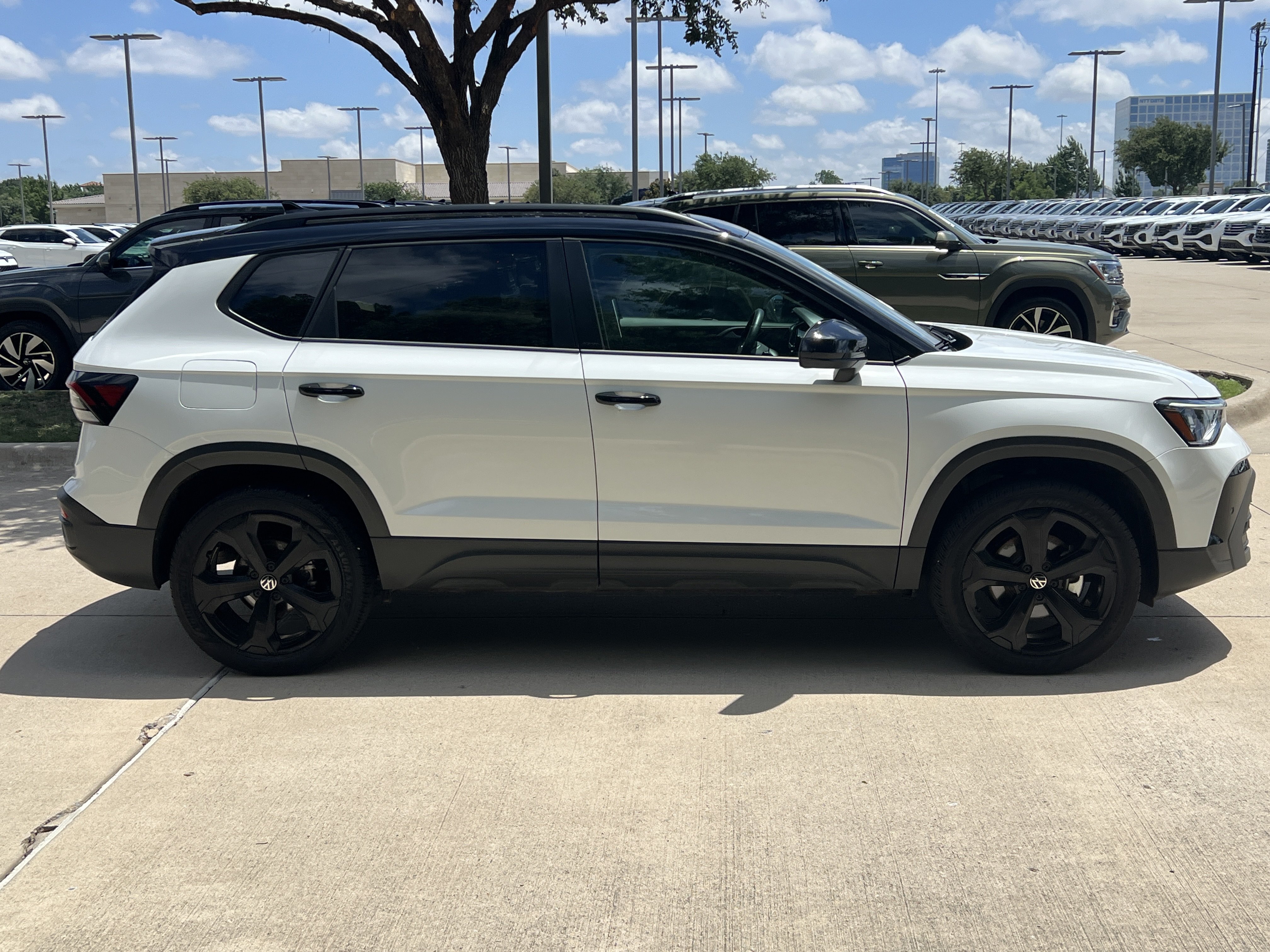 Certified 2025 Volkswagen Taos SE AWD/4WD image 11