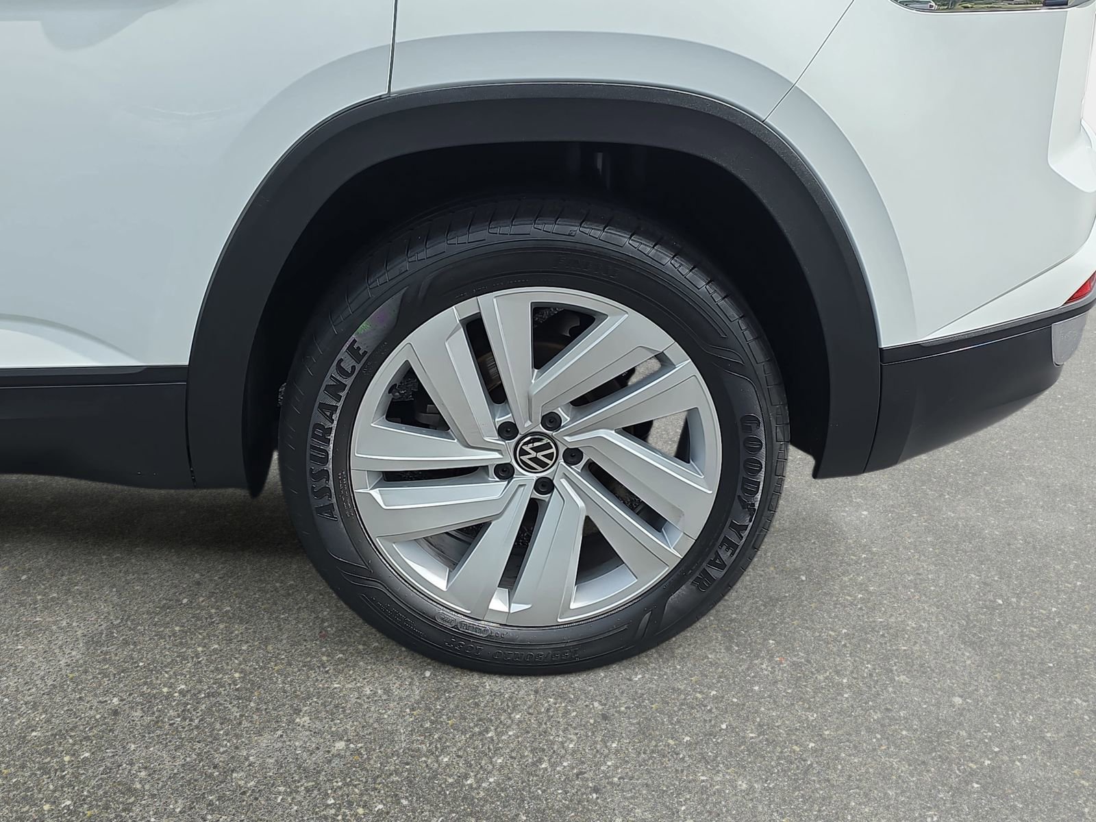 Used 2023 Volkswagen Atlas Cross Sport SE image 32