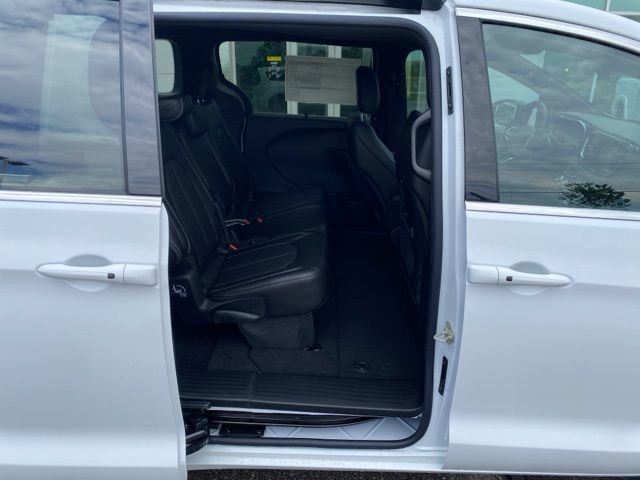 New 2027 Chrysler Pacifica Select FWD image 23