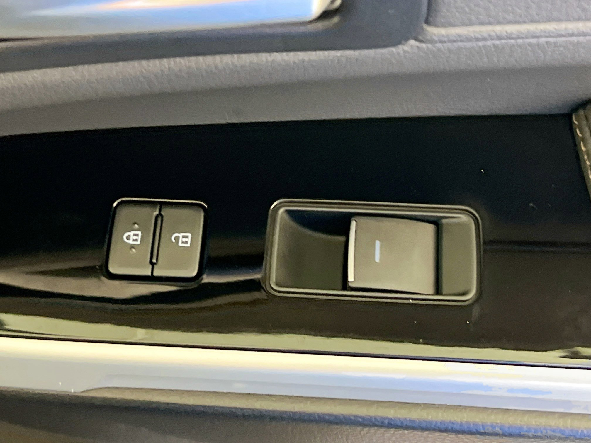 Used 2025 Toyota Sienna Platinum image 32