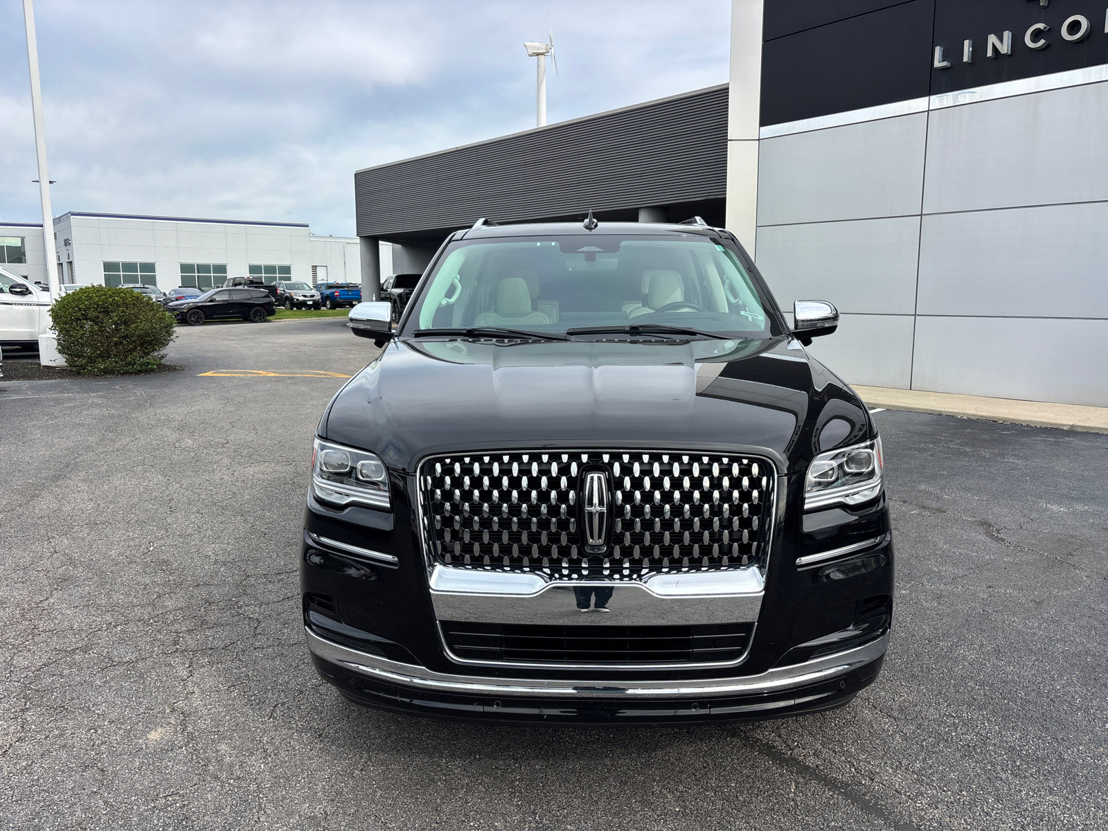 Used 2022 Lincoln Navigator Black Label AWD/4WD image 2