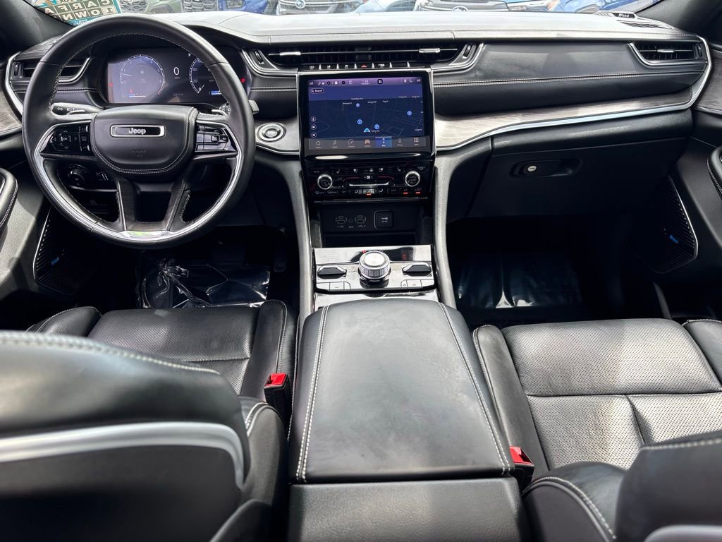 Used 2022 Jeep Grand Cherokee Overland w/ Luxury Tech Group IV AWD/4WD image 17