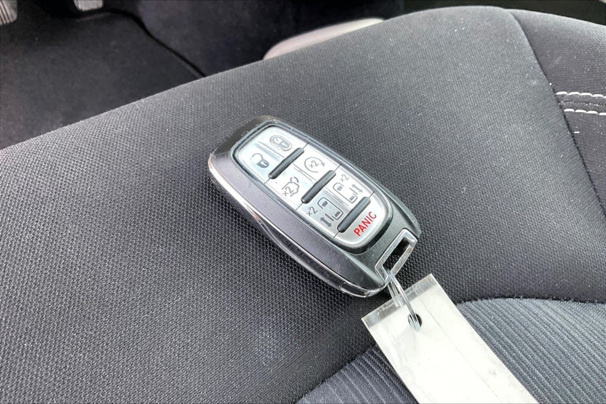 Used 2023 Chrysler Voyager LX FWD image 11