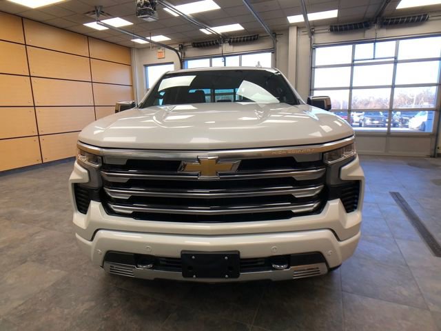 Used 2024 Chevrolet Silverado 1500 High Country w/ Technology Package AWD/4WD image 2
