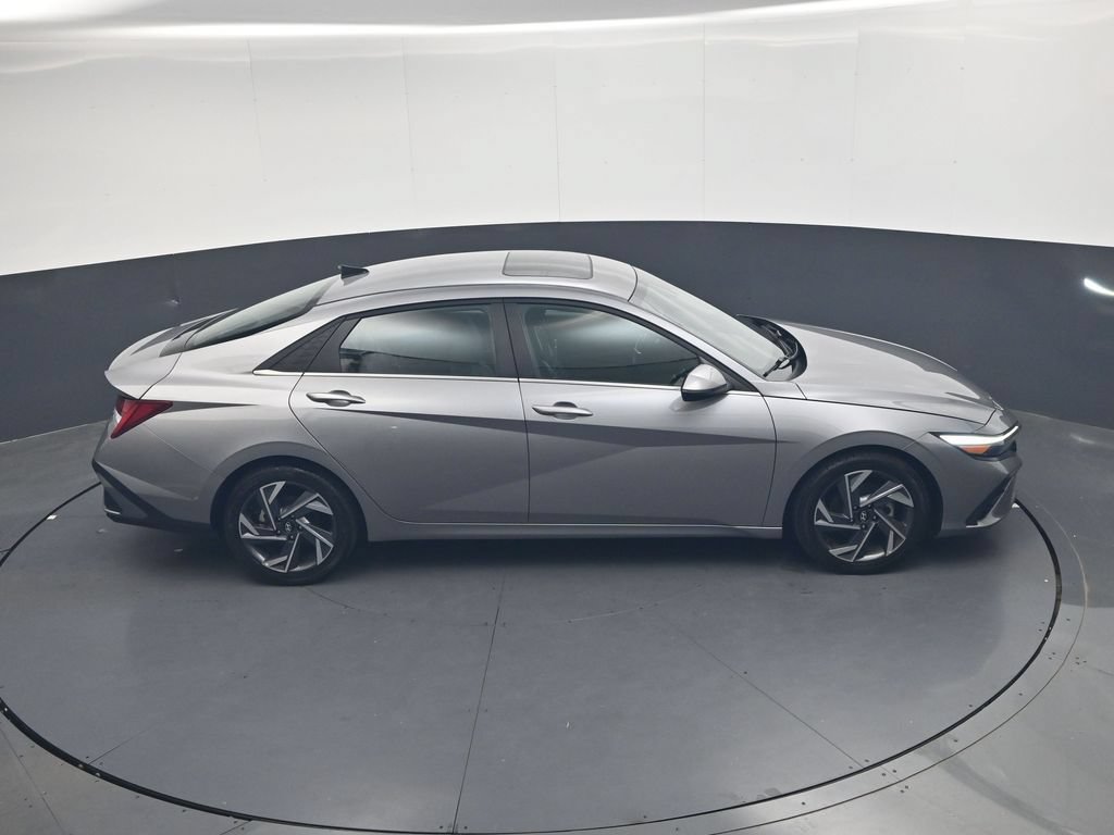 Used 2025 Hyundai Elantra Limited FWD image 28