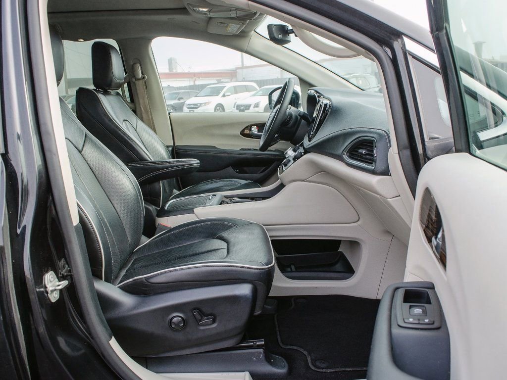 Used 2023 Chrysler Pacifica Limited image 35