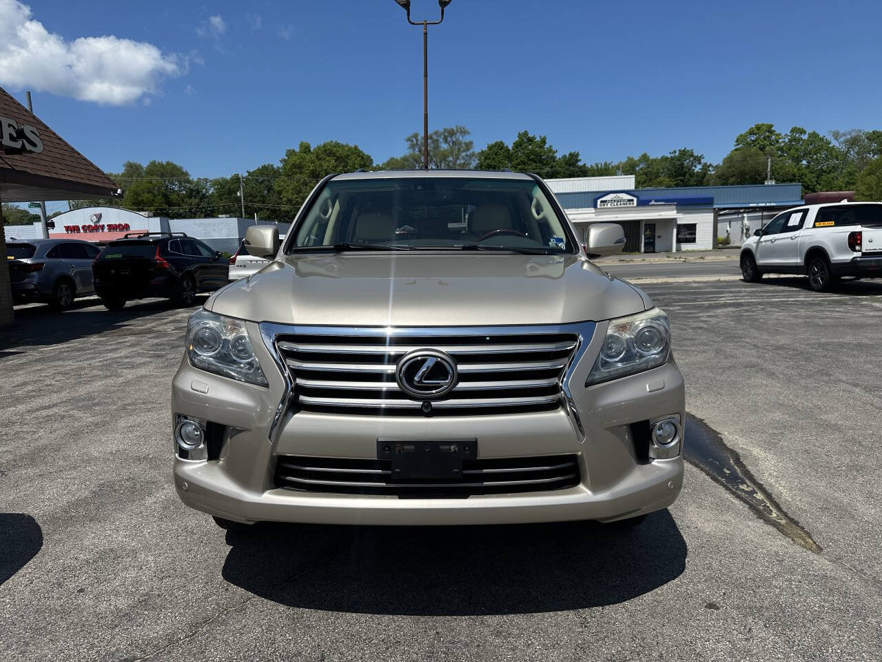 Used 2013 Lexus LX 570 4WD w/ Luxury Pkg image 2
