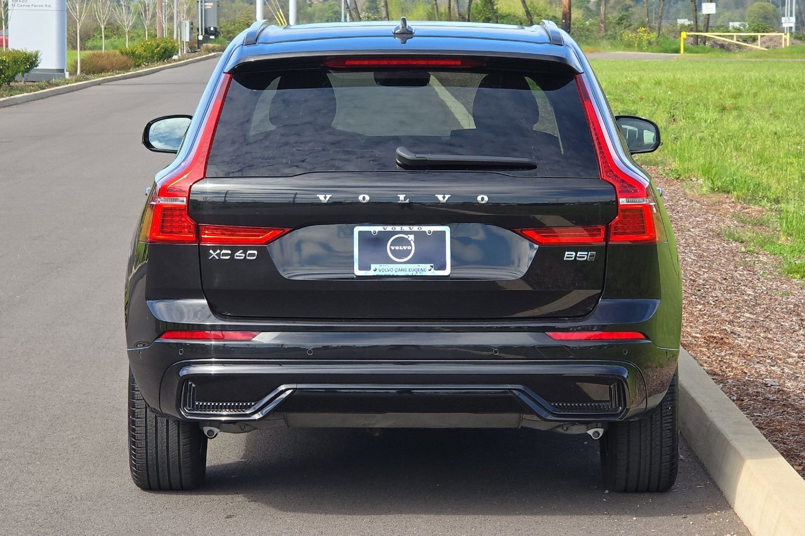 Used 2025 Volvo XC60 B5 Plus image 4