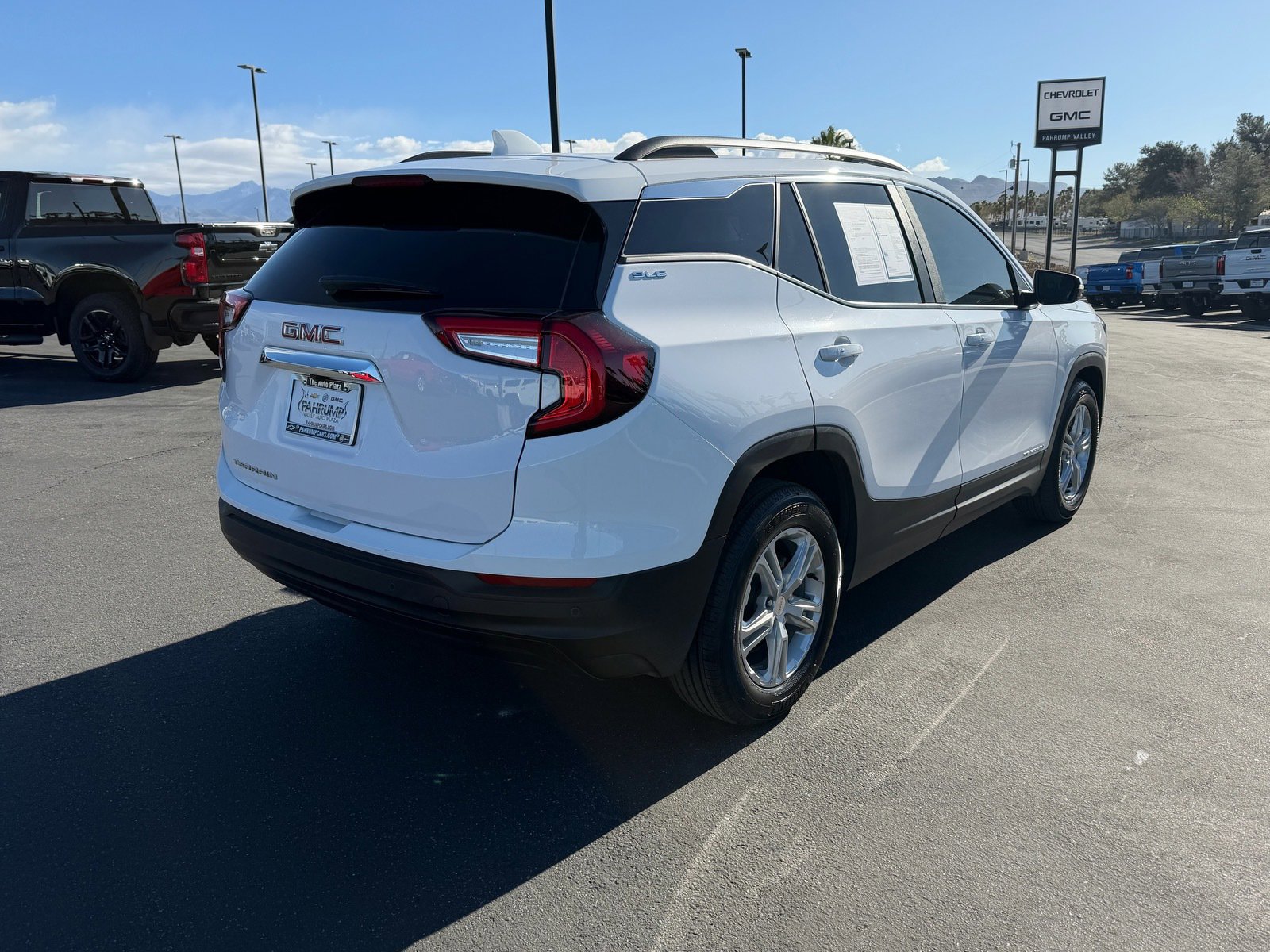 Used 2022 GMC Terrain SLE w/ Driver Convenience Package image 3