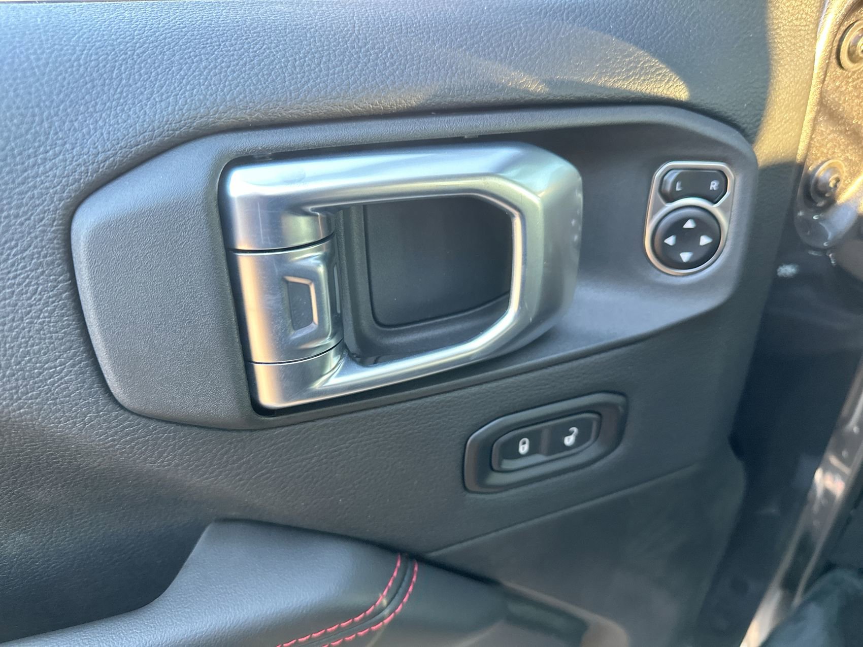 New 2025 Jeep Gladiator Rubicon w/ Convenience Group AWD/4WD image 13