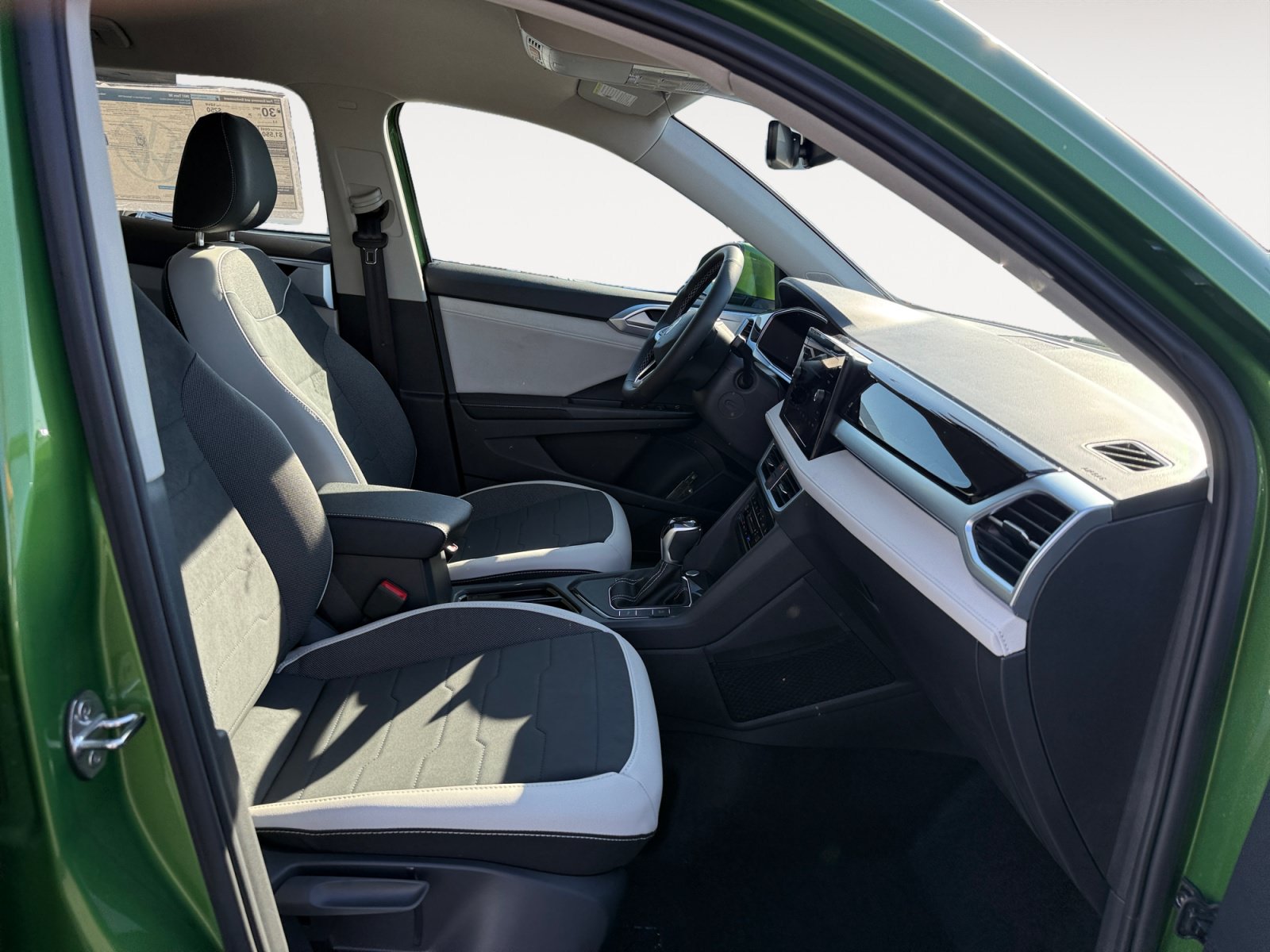 New 2027 Volkswagen Taos SE FWD image 19