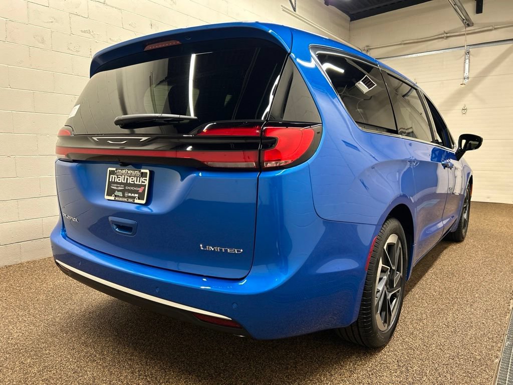 New 2027 Chrysler Pacifica Limited FWD image 2