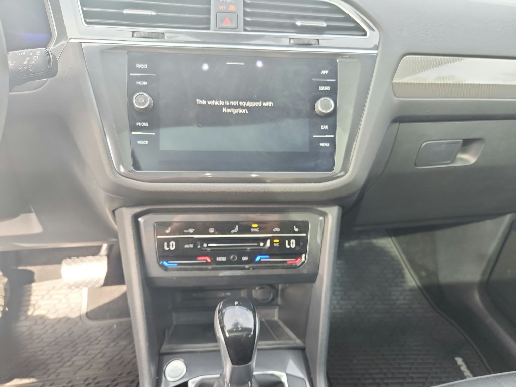 Certified 2022 Volkswagen Tiguan SE w/ Panoramic Sunroof Package AWD/4WD image 19