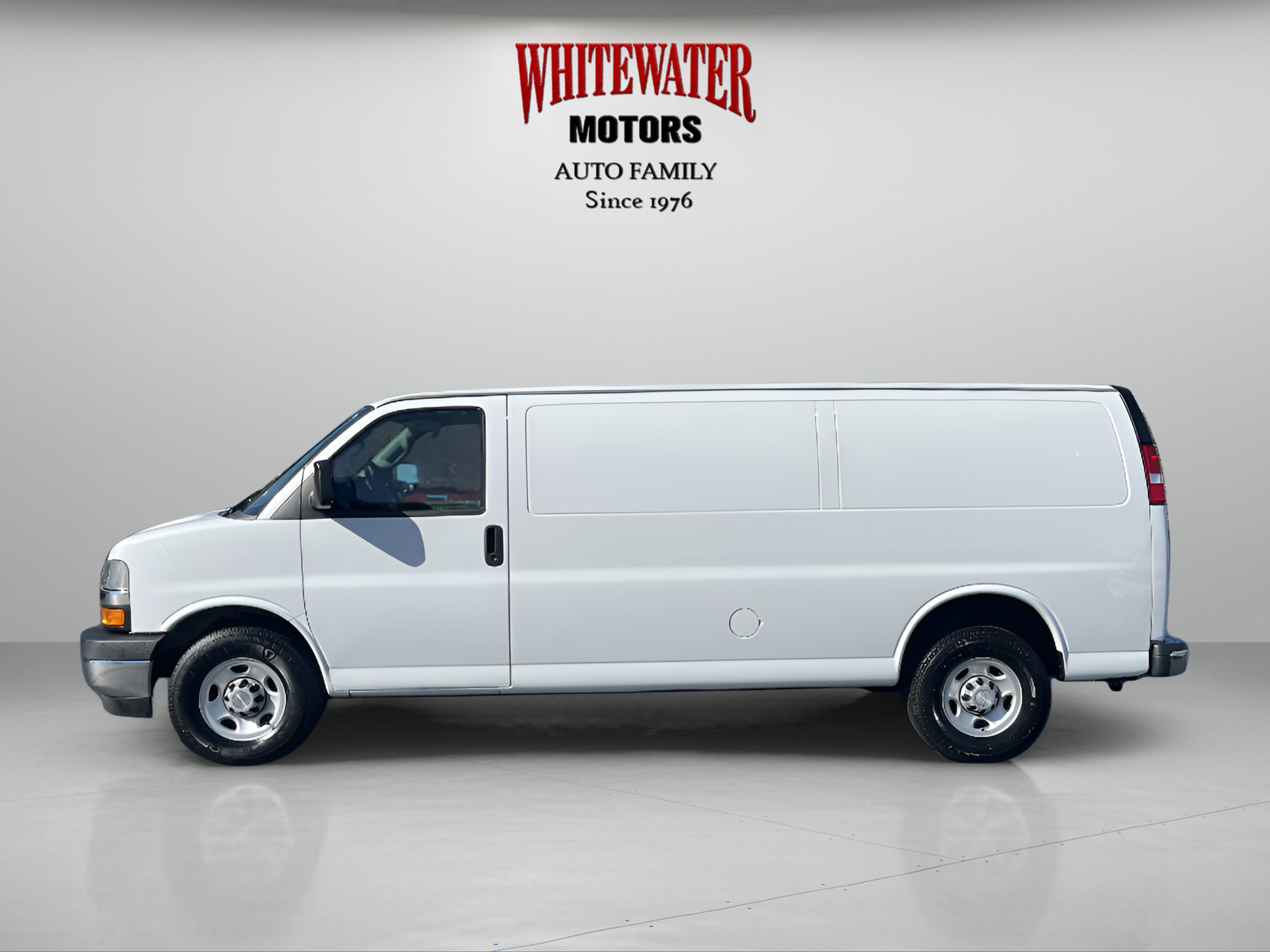 Used 2019 Chevrolet Express 3500 Extended w/ Driver Convenience Package RWD image 2
