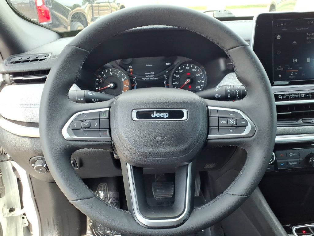 Used 2025 Jeep Compass Latitude AWD/4WD image 18