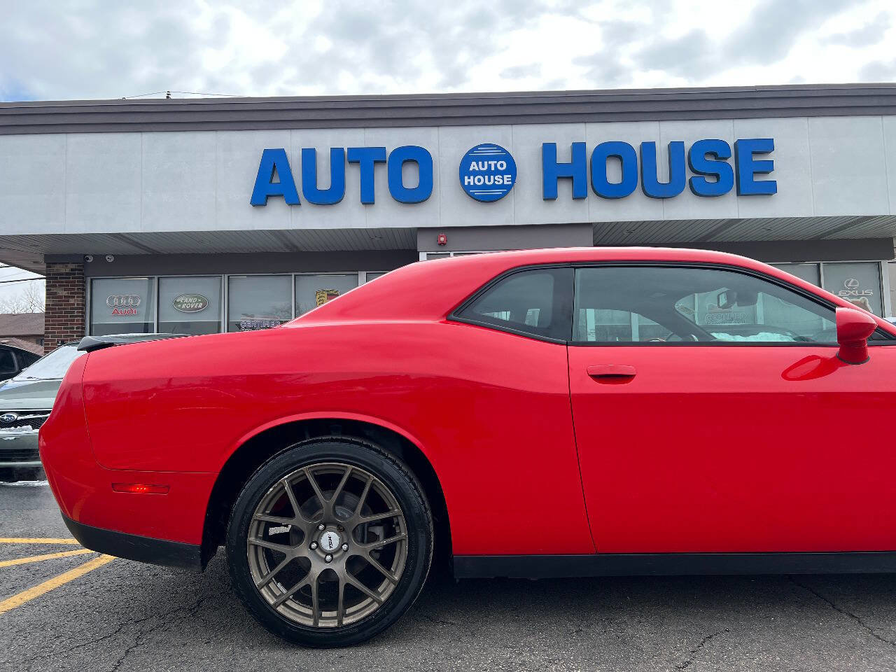 Used 2015 Dodge Challenger SXT image 32