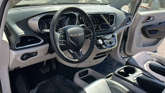 Used 2023 Chrysler Pacifica Touring-L FWD image 16