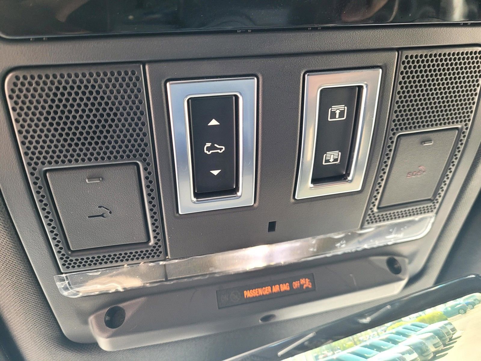 Used 2025 Land Rover Defender 90 X-Dynamic SE AWD/4WD image 18