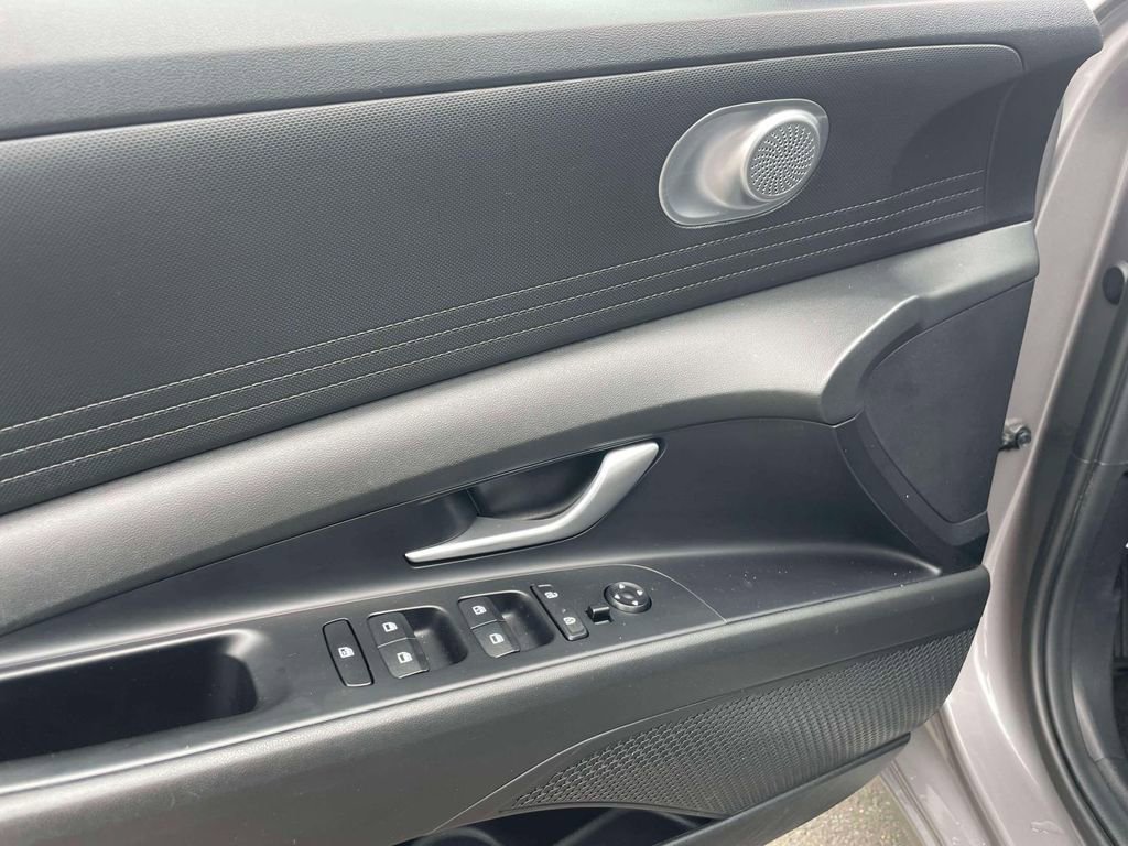 Used 2023 Hyundai Elantra SEL image 17