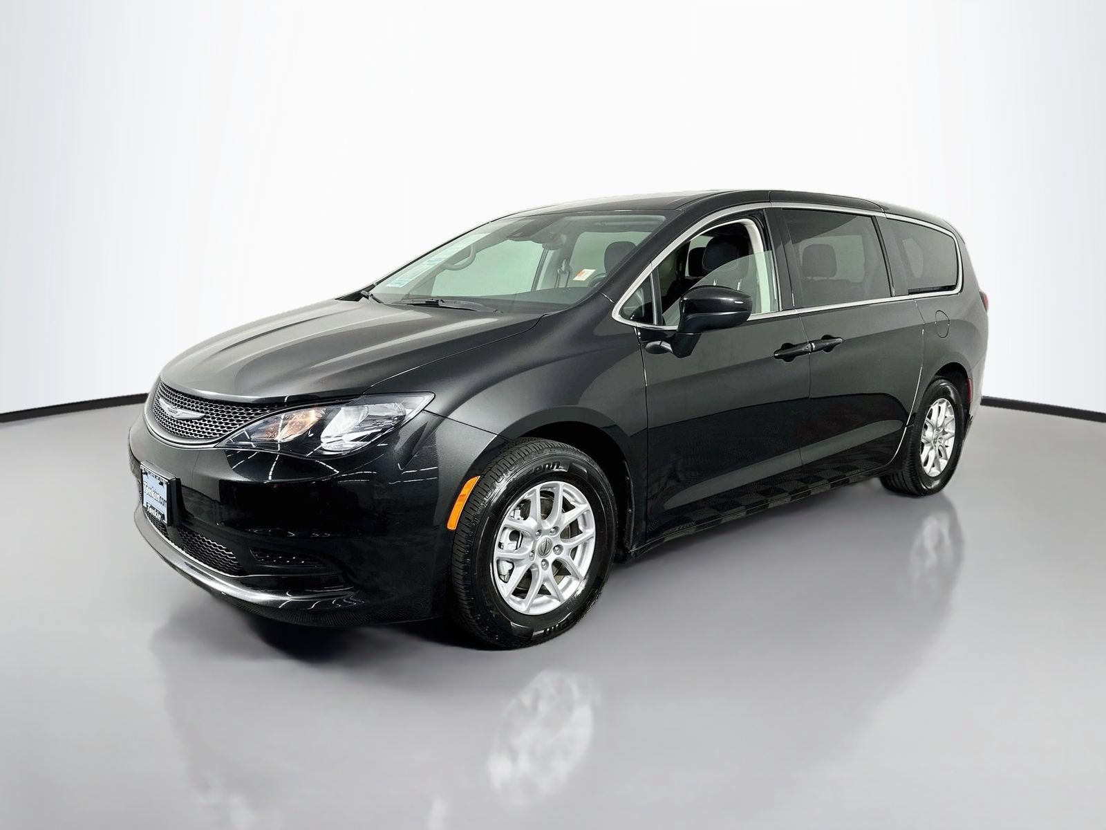 Used 2023 Chrysler Voyager LX FWD image 4