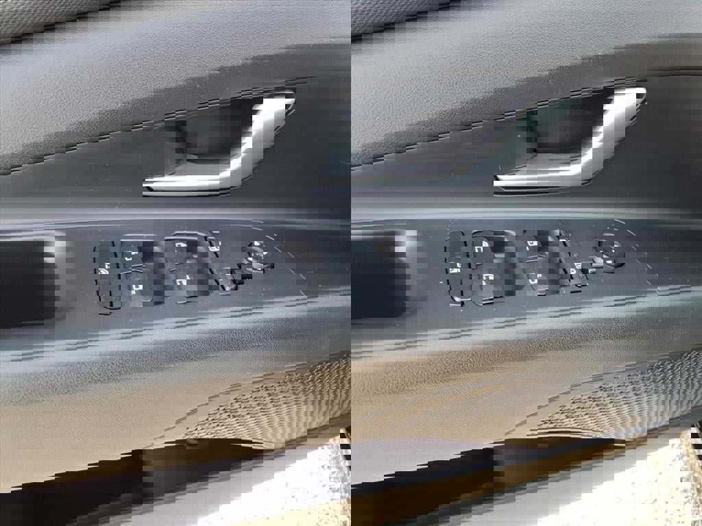 Used 2023 Hyundai Elantra Limited image 22