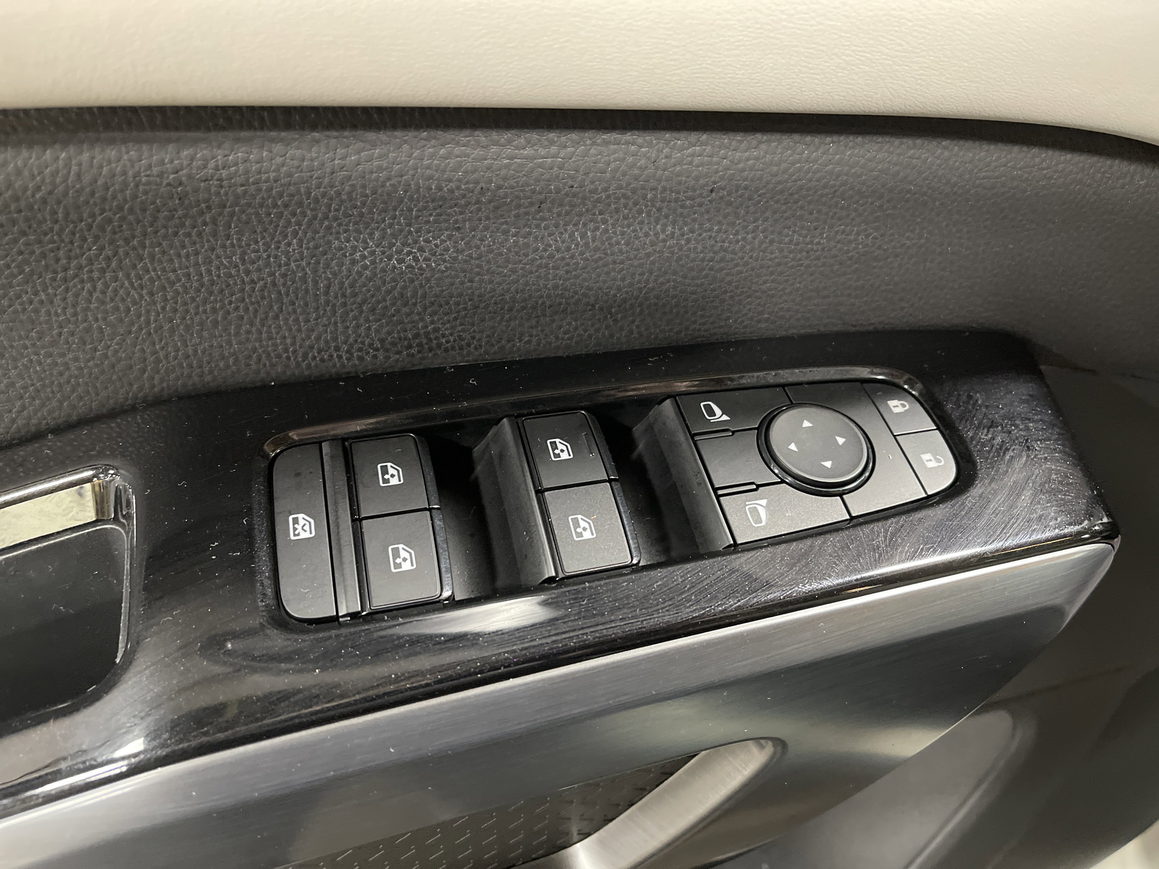 Used 2023 Nissan Pathfinder SL image 8