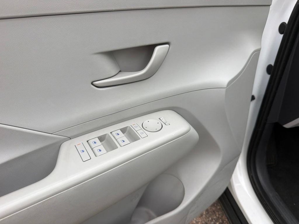 Used 2025 Hyundai Kona SEL FWD image 11