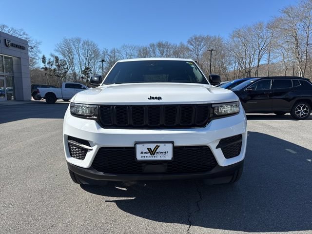 Used 2023 Jeep Grand Cherokee Altitude AWD/4WD image 2