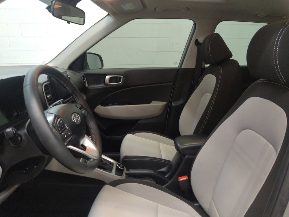 Used 2023 Hyundai Venue SEL FWD image 17