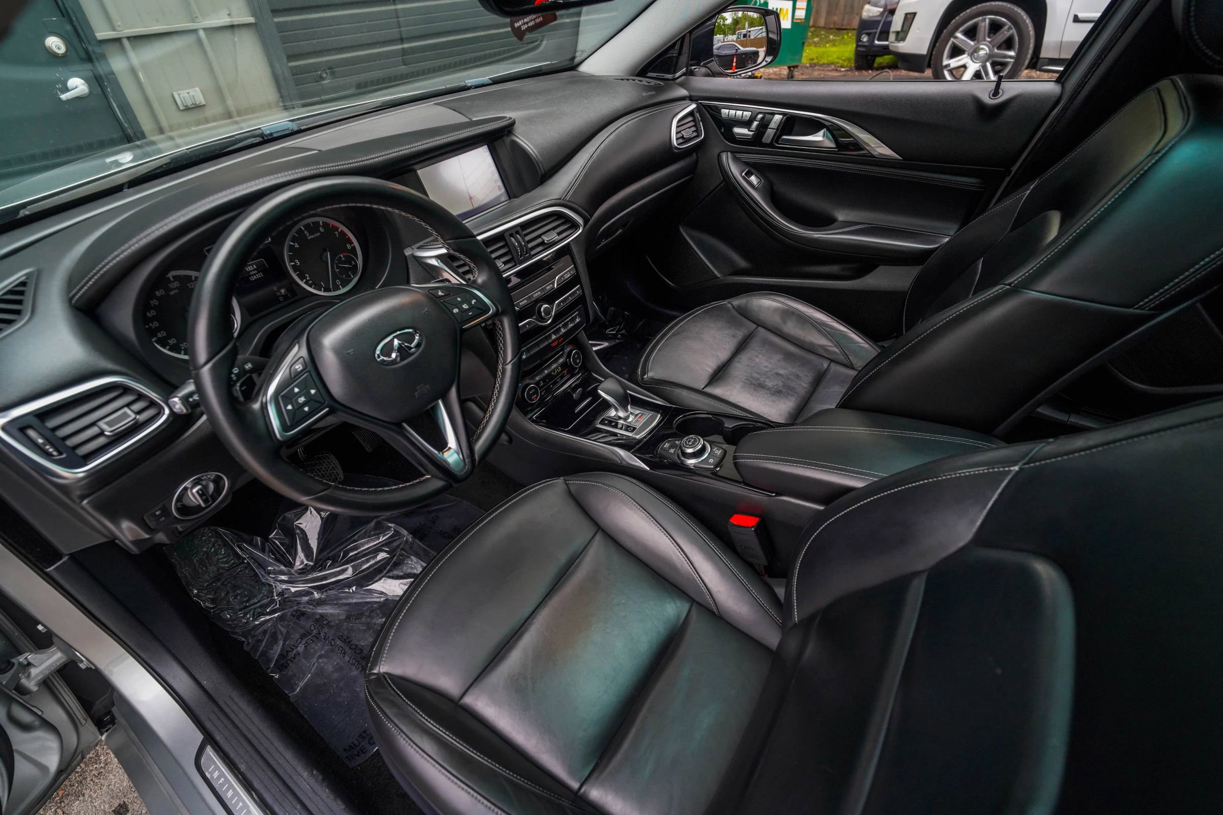 Used 2017 INFINITI QX30 Premium w/ Technology Package FWD image 12