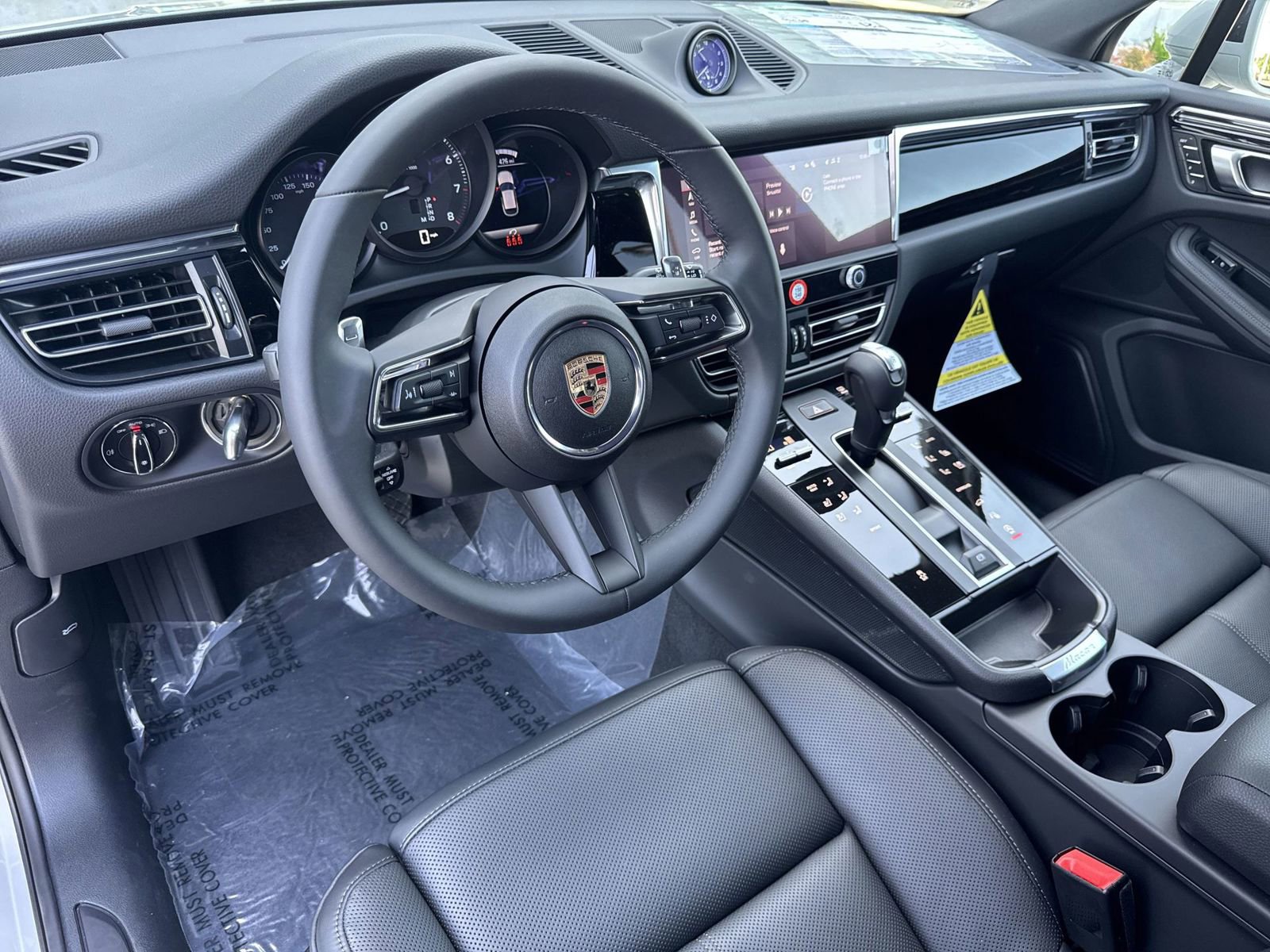 Certified 2025 Porsche Macan AWD/4WD image 4