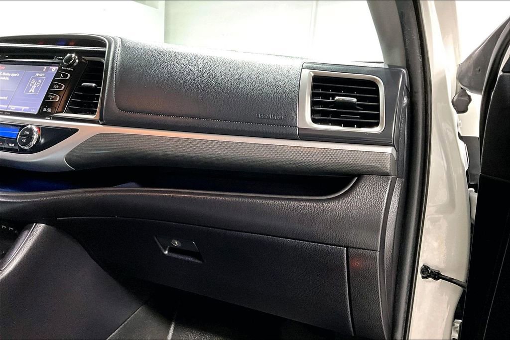 Used 2019 Toyota Highlander SE image 19