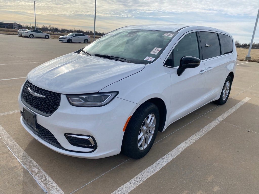 Used 2025 Chrysler Pacifica Select image 1