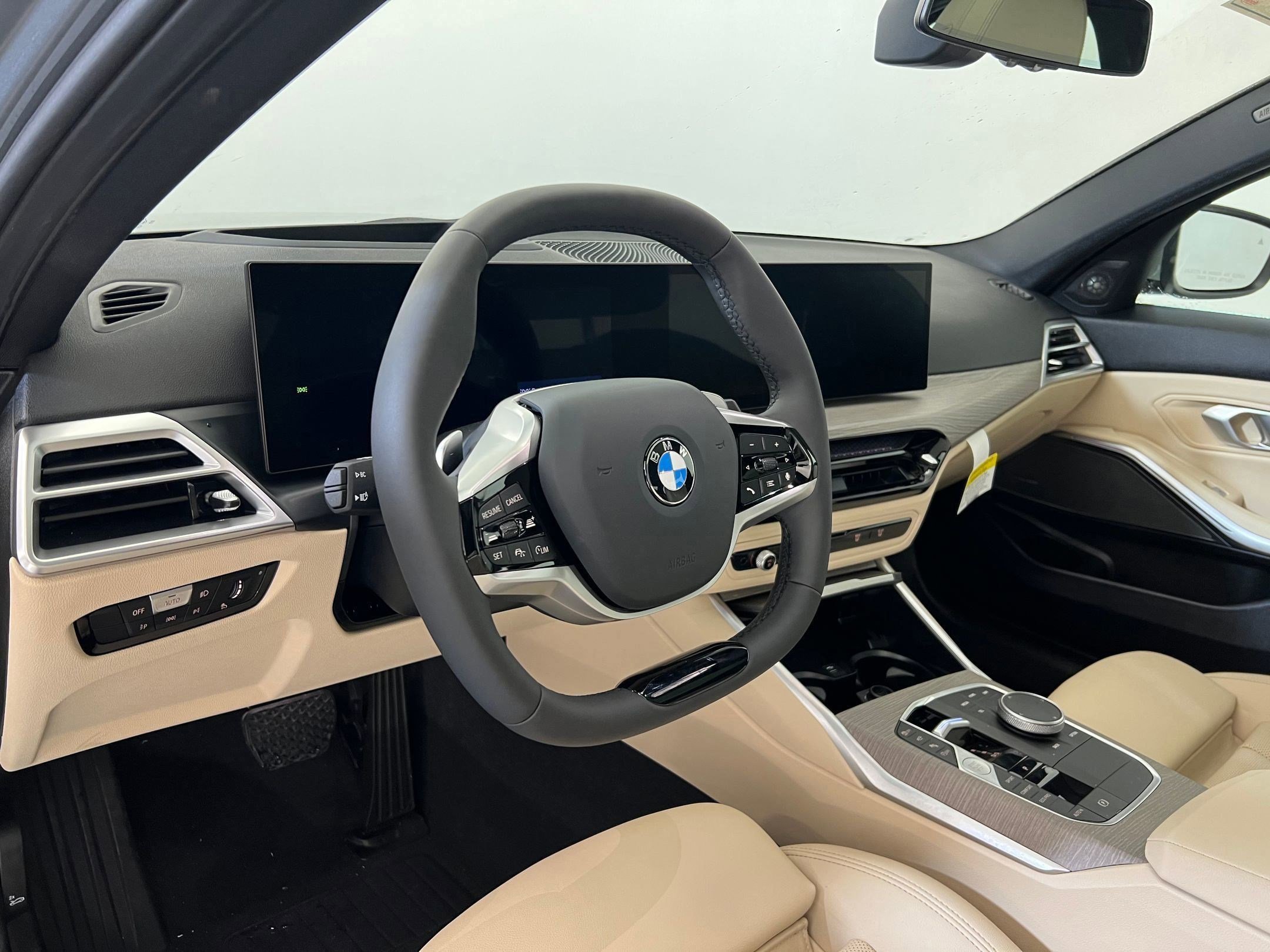 Used 2025 BMW 330i xDrive Sedan w/ Premium Package AWD/4WD image 4